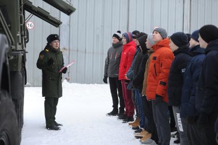 Екатеринбург. Студенты Технического университета УГМК у универсальной станции специальной обработки (УССО) в 29-й отдельной бригаде РХБЗ, во время двухдневных военных сборов