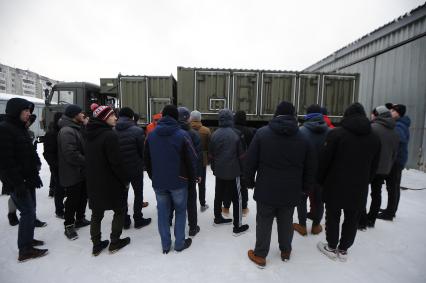 Екатеринбург. Студенты Технического университета УГМК у универсальной станции специальной обработки (УССО) в 29-й отдельной бригаде РХБЗ, во время двухдневных военных сборов