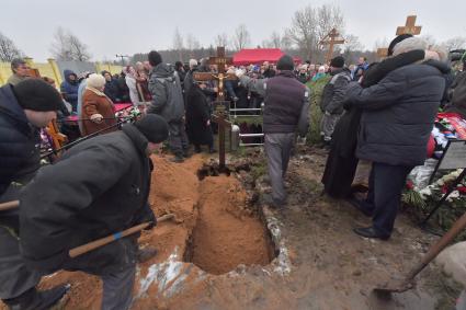 Москва. На церемонии прощания с протоиереем Всеволодом Чаплиным  на Троекуровском кладбище.