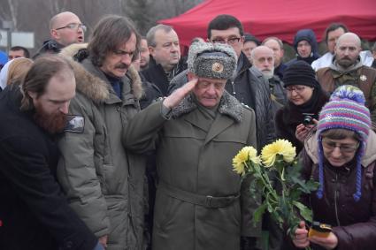 Москва. Бывший полковник ГРУ Владимир Квачков (в центре) на церемонии прощания с протоиереем Всеволодом Чаплиным  на Троекуровском кладбище.