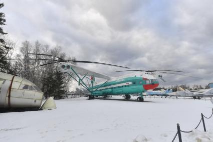 Московская область, Монино.   Тяжелый транспортный вертолет В-12 в  экспозиции `Самолеты Великой Отечественной войны` в Центральном музее Военно-воздушных сил в Монине.