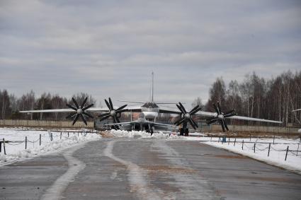 Московская область, Монино.  Самолет  Ту-95 ЛЛ в  экспозиции `Самолеты Великой Отечественной войны` в Центральном музее Военно-воздушных сил в Монине.