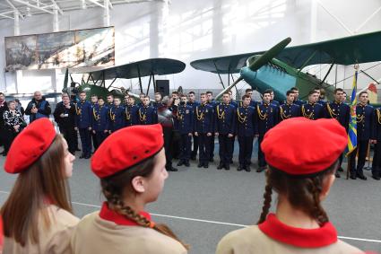 Московская область, Монино. Ученики кадетской школы-интерната имени трижды Героя Советского Союза Александра Покрышкина и юнармейцы на открытии экспозиции `Самолеты Великой Отечественной войны` в Центральном музее Военно-воздушных сил в Монине.