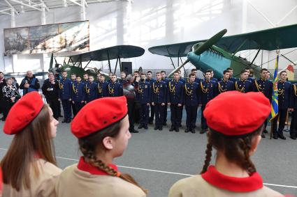 Московская область, Монино.  Ученики кадетской школы-интерната имени  трижды Героя Советского Союза Александра Покрышкина и юнармейцы на открытии   экспозиции `Самолеты Великой Отечественной войны` в Центральном музее Военно-воздушных сил в Монине.