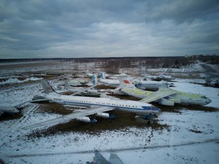 Московская область, Монино.   Дальнемагистральный  пассажирский самолет Ту-114  в  экспозиции `Самолеты Великой Отечественной войны` в Центральном музее Военно-воздушных сил в Монине.