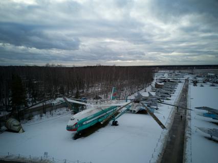 Московская область, Монино.   Тяжелый транспортный вертолет В-12 (Ми-12) в  экспозиции `Самолеты Великой Отечественной войны` в Центральном музее Военно-воздушных сил в Монине.