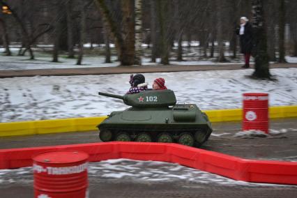 Москва.  Посетители катаются на аттракционе `Танкодром` в парке `Сокольники`.