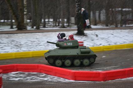 Москва.  Посетители катаются на аттракционе `Танкодром` в парке `Сокольники`.