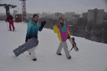 Москва. Занятия на сноуборде в горнолыжном комплексе `Кант`на Нагорной.