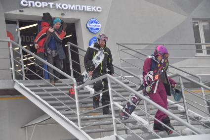 Москва.  Снеоубордисты в горнолыжном комплексе `Кант`на Нагорной.