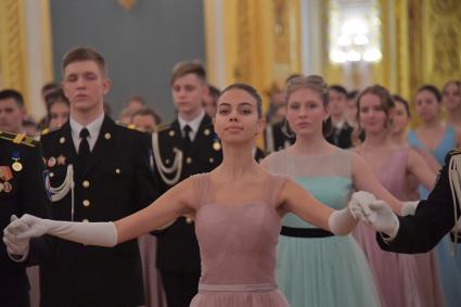 Москва. Участники кадетского бала `Отечество, преданность,честь`, посвященного 75 годовщине Победы в Великой Отечественной войне в Андреевском зале Большого Кремлевского дворца.