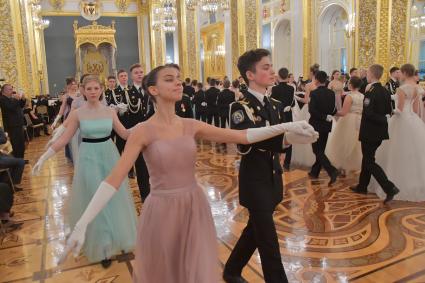 Москва. Участники кадетского бала `Отечество, преданность,честь`, посвященного 75 годовщине Победы в Великой Отечественной войне в Андреевском зале Большого Кремлевского дворца.