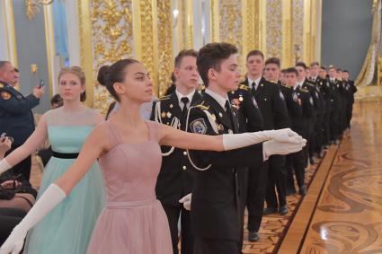 Москва. Участники кадетского бала `Отечество, преданность,честь`, посвященного 75 годовщине Победы в Великой Отечественной войне в Андреевском зале Большого Кремлевского дворца.
