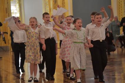 Москва.  Участники кадетского бала `Отечество, преданность,честь`, посвященного 75 годовщине Победы в Великой Отечественной войне в   Андреевском зале Большого Кремлевского  дворца.