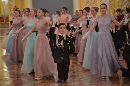 Москва. Участники кадетского бала `Отечество, преданность,честь`, посвященного 75 годовщине Победы в Великой Отечественной войне в Андреевском зале Большого Кремлевского дворца.
