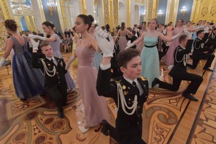 Москва. Участники кадетского бала `Отечество, преданность,честь`, посвященного 75 годовщине Победы в Великой Отечественной войне в Андреевском зале Большого Кремлевского дворца.