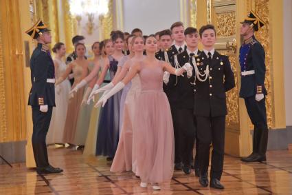 Москва. Участники кадетского бала `Отечество, преданность,честь`, посвященного 75 годовщине Победы в Великой Отечественной войне в Андреевском зале Большого Кремлевского дворца.