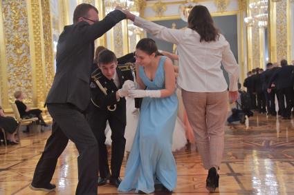 Москва. Участники кадетского бала `Отечество, преданность,честь`, посвященного 75 годовщине Победы в Великой Отечественной войне в Андреевском зале Большого Кремлевского дворца.