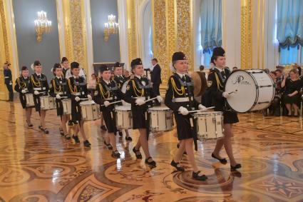 Москва.  Ансамбль  барабанщиц на  кадетском  балу `Отечество, преданность,честь`, посвященного 75 годовщине Победы в Великой Отечественной войне в   Андреевском зале Большого Кремлевского  дворца.