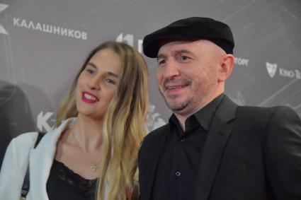 Москва. Режиссер Петр Буслов с супругой Евгенией Евгиенко на премьере фильма режиссера Константина Буслова `Калашников` в кинотеатре `Октябрь`.