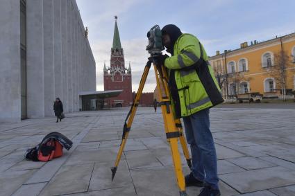 Москва. Работа геодезиста на территории Кремля.