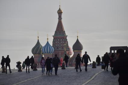 Москва. Посетители и туристы на Красной площади.