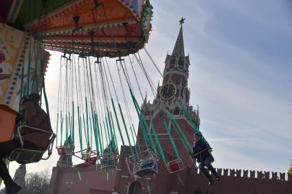 Москва. Дети катаются на  карусели на Красной площади.