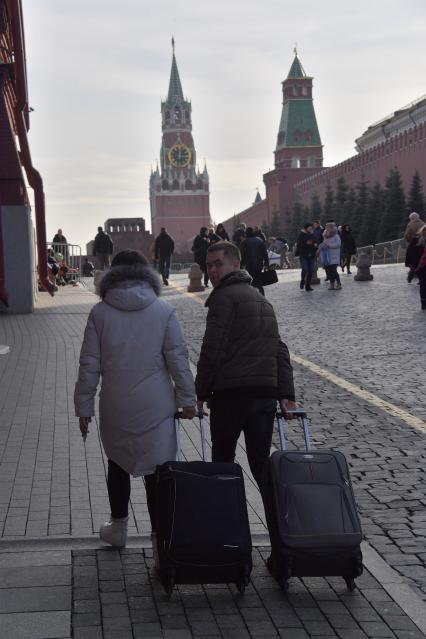 Москва. Посетители и туристы на  Красной площади.