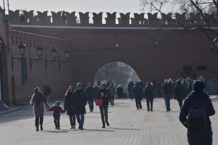 Москва.  Вид на Троицкий мост из Александровского сада.