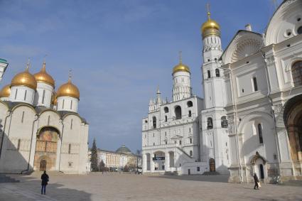 Москва. Вид на Успенскую звонницу, колокольню Ивана Великого и Успенский собор (слева) в Кремле.