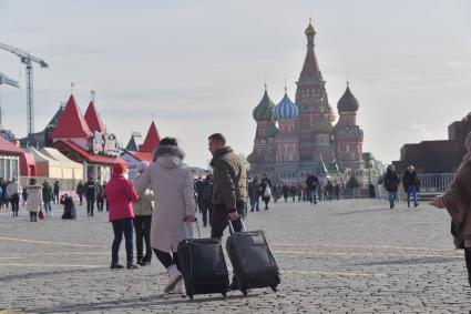 Москва. Посетители и туристы на  Красной площади.