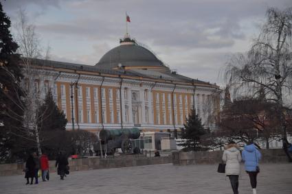 Москва. Вид на Сенатский дворец в Кремле.