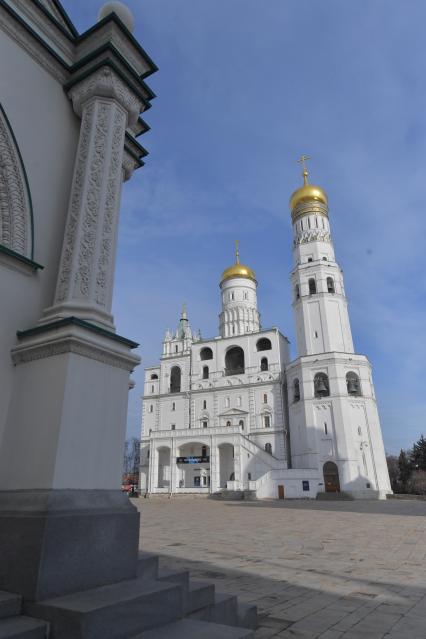 Москва. Вид на Успенскую звонницу и колокольню Ивана Великого в Кремле.