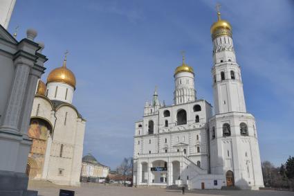 Москва. Вид на Успенскую звонницу и колокольню Ивана Великого в Кремле.