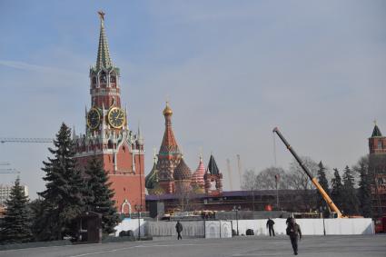 Москва. Вид на Спасскую башню и купола  храма Василия Блаженного.