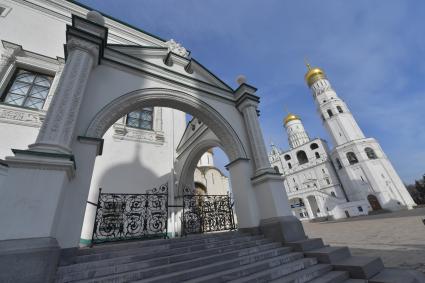 Москва. Вид на Успенскую звонницу и колокольню Ивана Великого в Кремле.