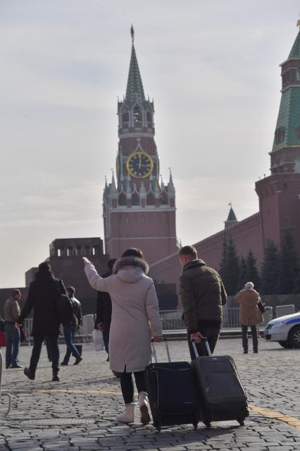 Москва. Посетители и туристы на  Красной площади.