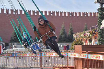 Москва. Девушка на  карусели на Красной площади.