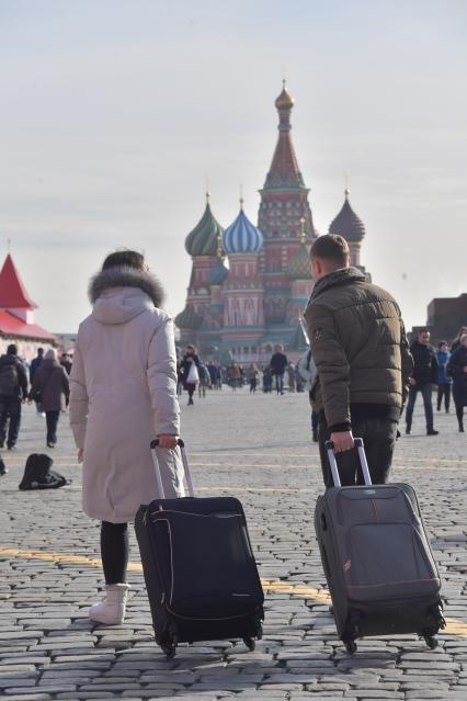 Москва. Посетители и туристы на  Красной площади.