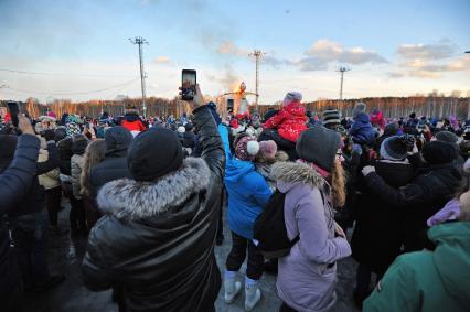 Екатеринбург. Празднование широкой масленицы в центральном парке культуры  отдыха (ЦПКиО им.Маяковского). Поджигание чучела зимы