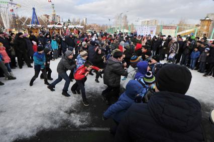 Екатеринбург. Празднование широкой масленицы в парке \'Таганская слобода\'. Бой стенка на стенку