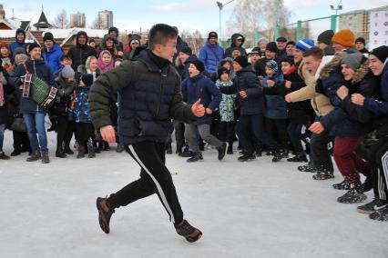 Екатеринбург. Празднование широкой масленицы в парке \'Таганская слобода\'. Бой стенка на стенку