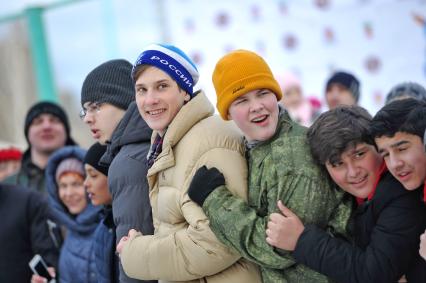 Екатеринбург. Празднование широкой масленицы в парке \'Таганская слобода\'. Бой стенка на стенку