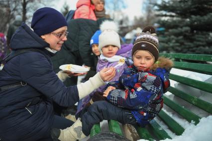 Екатеринбург. Празднование широкой масленицы в парке \'Таганская слобода\'.