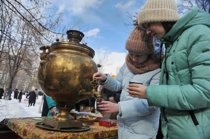 Екатеринбург. Празднование широкой масленицы в парке \'Таганская слобода\'.