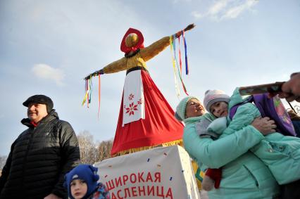 Екатеринбург. Празднование широкой масленицы в центральном парке культуры  отдыха (ЦПКиО им.Маяковского). Чучело зимы