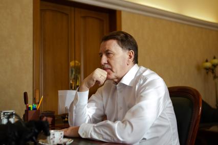 Москва. Бывший вице-премьер РФ Алексей Гордеев во время интервью.