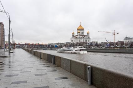Москва. Вид на храм Христа Спасителя с Берсеневской набережной.