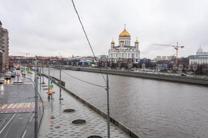 Москва. Вид на храм Христа Спасителя с Берсеневской набережной.