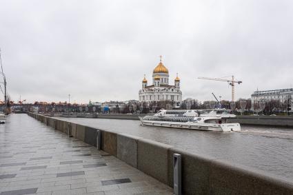 Москва. Вид на храм Христа Спасителя с Берсеневской набережной.